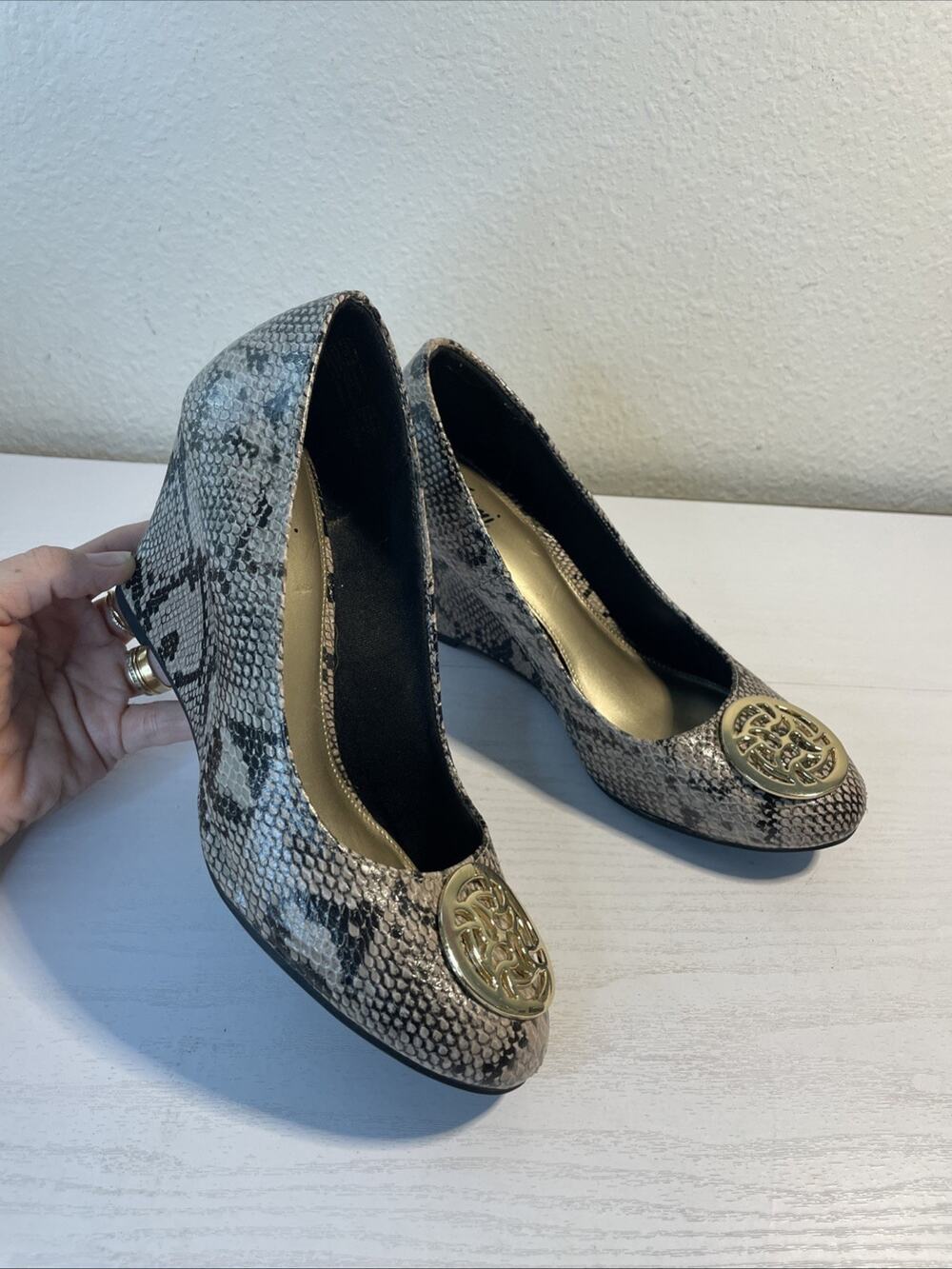 Fioni VTG Payless Pumps Y2K Revolution Snake Print Gold Mobwife sz 7.5